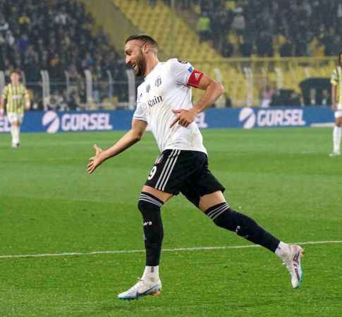 Fenerbahçe, 10 kişi kalan Beşiktaş'a mağlup oldu Fenerbahçe, 10 kişi kalan Beşiktaş'a mağlup oldu