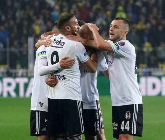 Fenerbahçe, 10 kişi kalan Beşiktaş'a mağlup oldu Fenerbahçe, 10 kişi kalan Beşiktaş'a mağlup oldu