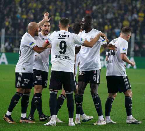 Fenerbahçe, 10 kişi kalan Beşiktaş'a mağlup oldu Fenerbahçe, 10 kişi kalan Beşiktaş'a mağlup oldu
