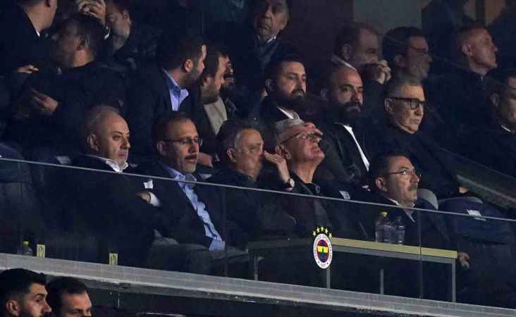 Fenerbahçe, 10 kişi kalan Beşiktaş'a mağlup oldu Fenerbahçe, 10 kişi kalan Beşiktaş'a mağlup oldu