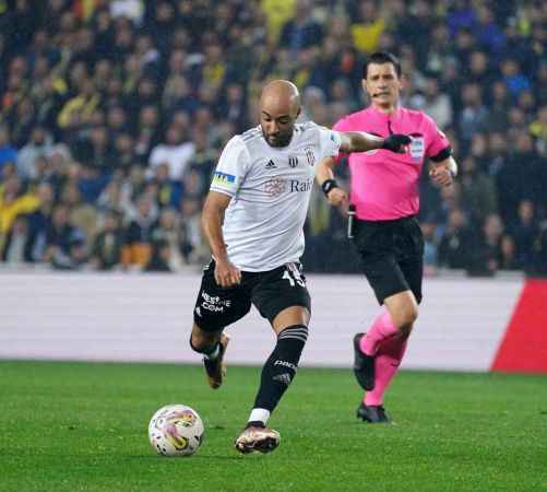 Fenerbahçe, 10 kişi kalan Beşiktaş'a mağlup oldu Fenerbahçe, 10 kişi kalan Beşiktaş'a mağlup oldu