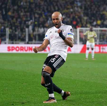 Fenerbahçe, 10 kişi kalan Beşiktaş'a mağlup oldu Fenerbahçe, 10 kişi kalan Beşiktaş'a mağlup oldu