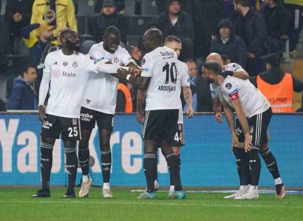 Fenerbahçe, 10 kişi kalan Beşiktaş'a mağlup oldu Fenerbahçe, 10 kişi kalan Beşiktaş'a mağlup oldu