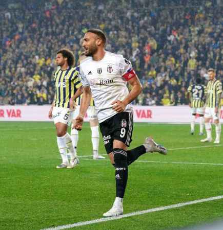 Fenerbahçe, 10 kişi kalan Beşiktaş'a mağlup oldu Fenerbahçe, 10 kişi kalan Beşiktaş'a mağlup oldu