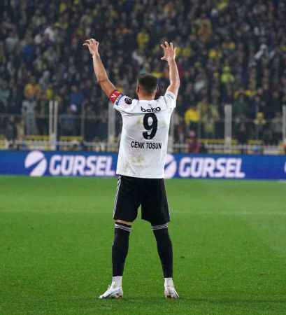 Fenerbahçe, 10 kişi kalan Beşiktaş'a mağlup oldu Fenerbahçe, 10 kişi kalan Beşiktaş'a mağlup oldu