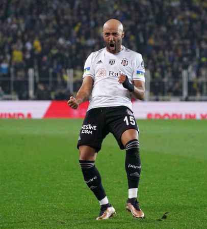 Fenerbahçe, 10 kişi kalan Beşiktaş'a mağlup oldu Fenerbahçe, 10 kişi kalan Beşiktaş'a mağlup oldu