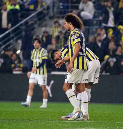 Fenerbahçe, 10 kişi kalan Beşiktaş'a mağlup oldu Fenerbahçe, 10 kişi kalan Beşiktaş'a mağlup oldu