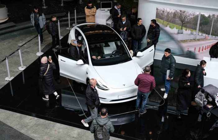Tesla araçlara yoğun ilgi Tesla araçlara yoğun ilgi