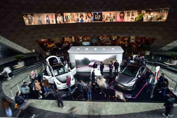 Tesla araçlara yoğun ilgi Tesla araçlara yoğun ilgi