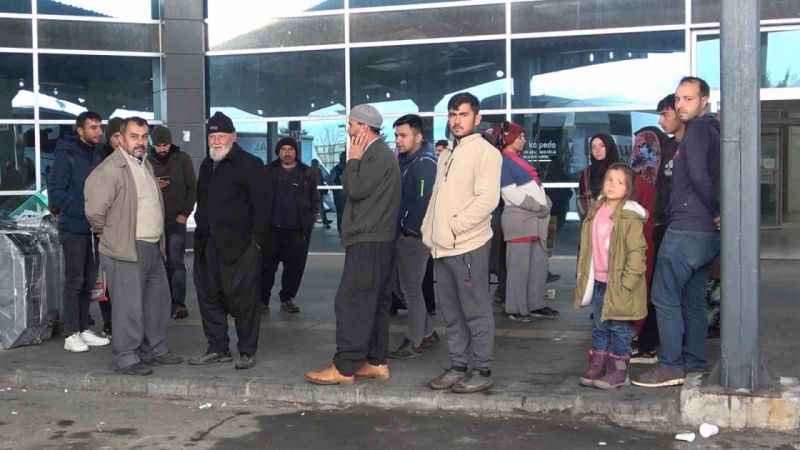 Afetzedeler memleketlerine dönüyor Afetzedeler memleketlerine dönüyor