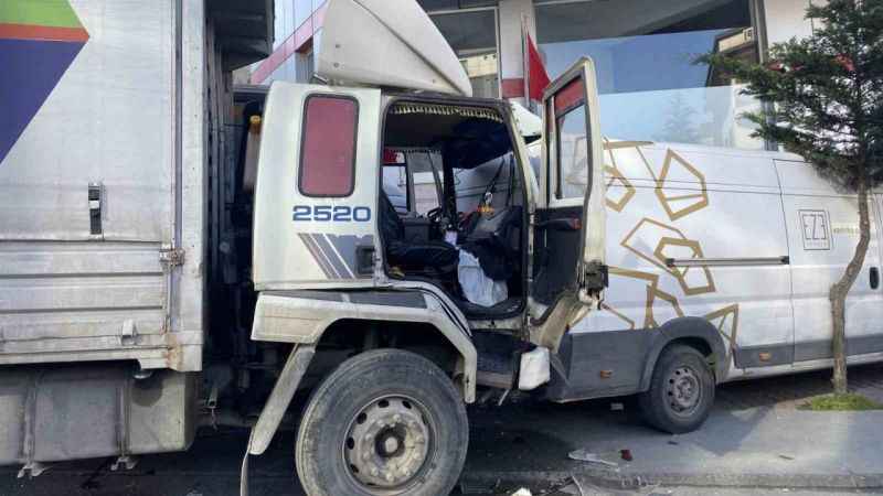 Bağcılar’da zincirleme kazanın video görüntüleri ortaya açıktı Bağcılar’da zincirleme kazanın video görüntüleri ortaya açıktı