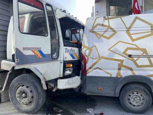 Bağcılar’da zincirleme kazanın video görüntüleri ortaya açıktı Bağcılar’da zincirleme kazanın video görüntüleri ortaya açıktı