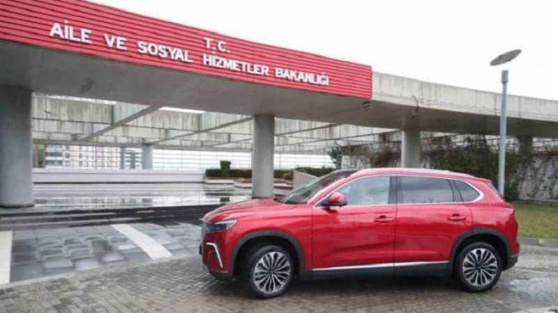 Bakan Derya Yanık Togg’la trafiğe çıktı Bakan Derya Yanık Togg’la trafiğe çıktı