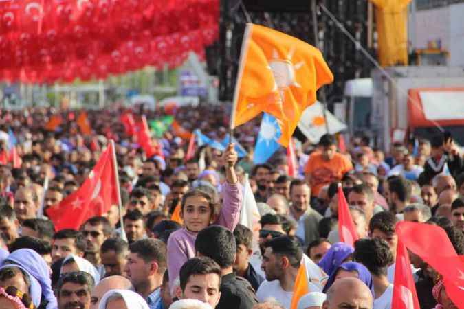 Ekonomik sıkıntı ve hayat pahalılığını yine biz çözeceğiz Ekonomik sıkıntı ve hayat pahalılığını yine biz çözeceğiz