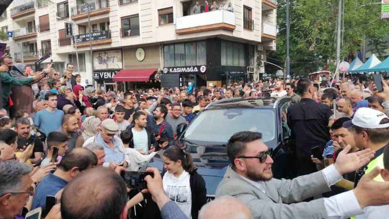 Bakan Kasapoğlu'nun Togg'una Manisa’da büyük ilgi Bakan Kasapoğlu'nun Togg'una Manisa’da büyük ilgi