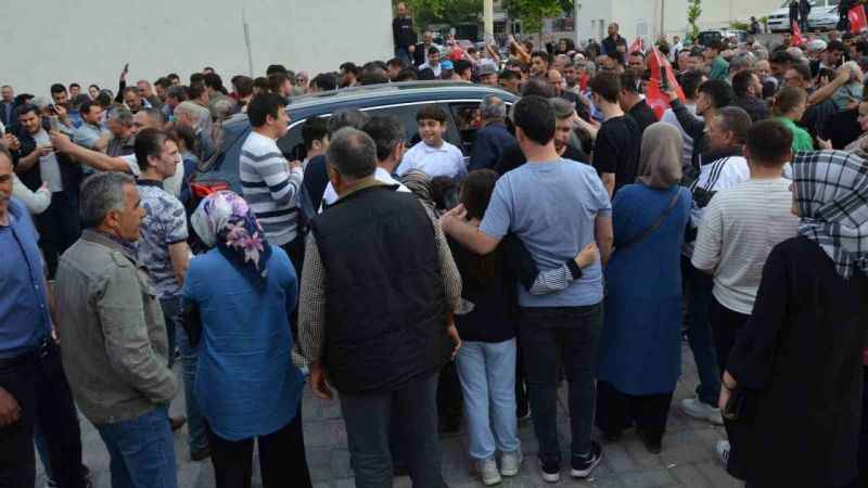 Bakan Kasapoğlu'nun Togg'una Manisa’da büyük ilgi Bakan Kasapoğlu'nun Togg'una Manisa’da büyük ilgi