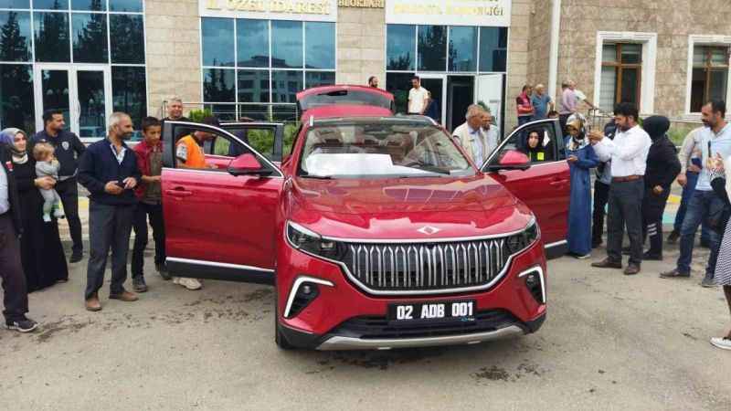 Adıyaman'da TOGG’a vatandaşların büyük ilgisi Adıyaman'da TOGG’a vatandaşların büyük ilgisi