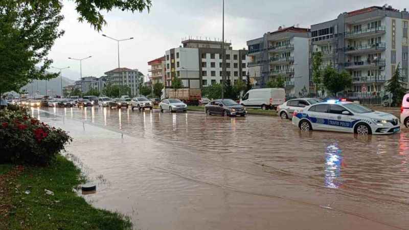 Denizli’yi sel vurdu: Trafik kilitlendi