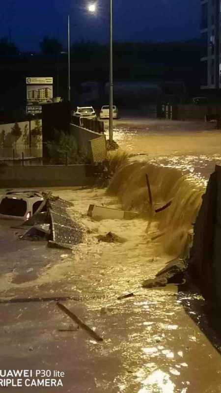 Mersin’de onlarca araç sular içinde kaldı Mersin’de onlarca araç sular içinde kaldı
