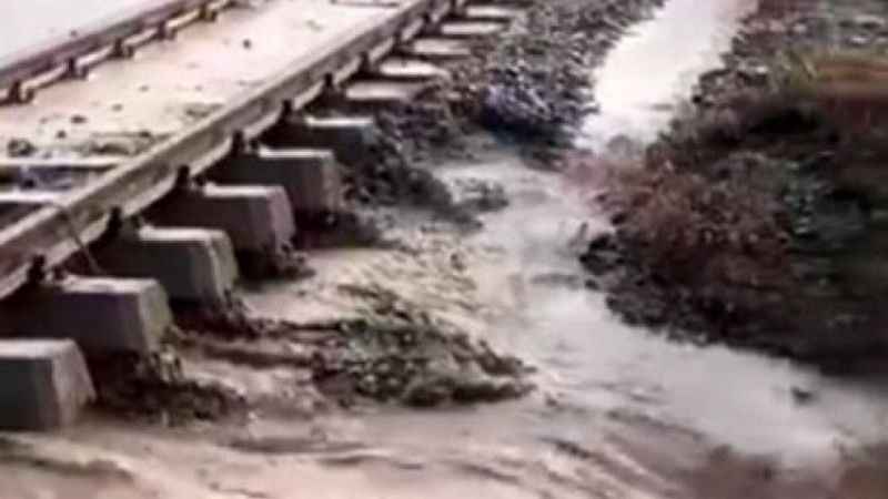 Mersin’de şiddetli yağış tren seferlerini vurdu Mersin’de şiddetli yağış tren seferlerini vurdu