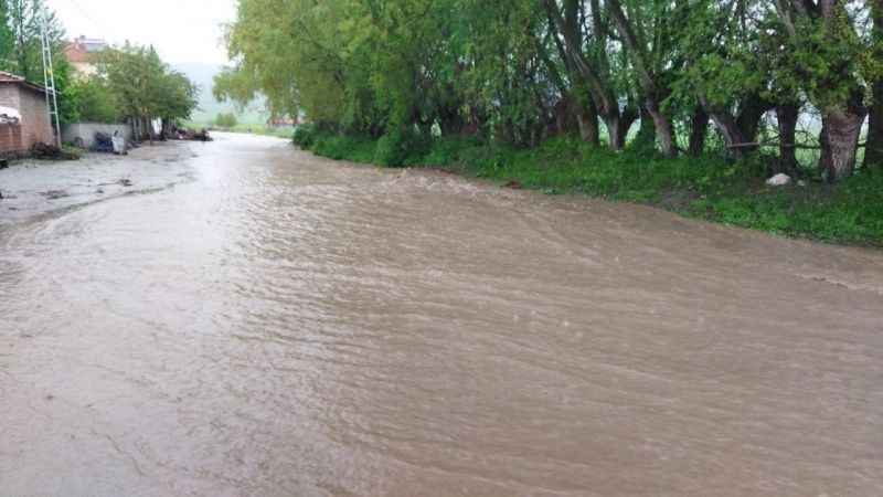 Çorum’da kuvvetli sağanak tarım arazilerini vurdu, hayatı felç etti Çorum’da kuvvetli sağanak tarım arazilerini vurdu, hayatı felç etti