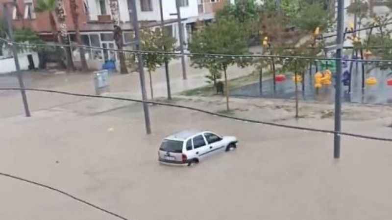 Antalya’da 15 dakikalık sağanak yağmur hayatı felç etti Antalya’da 15 dakikalık sağanak yağmur hayatı felç etti