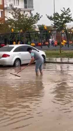 Antalya’da 15 dakikalık sağanak yağmur hayatı felç etti Antalya’da 15 dakikalık sağanak yağmur hayatı felç etti