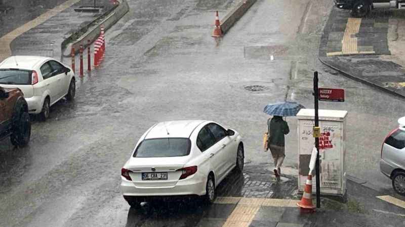 Ankara'da aniden başlayan sağanak etkili oldu Ankara'da aniden başlayan sağanak etkili oldu