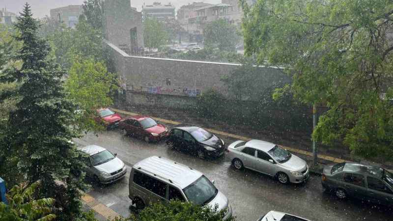 Ankara'da aniden başlayan sağanak etkili oldu Ankara'da aniden başlayan sağanak etkili oldu