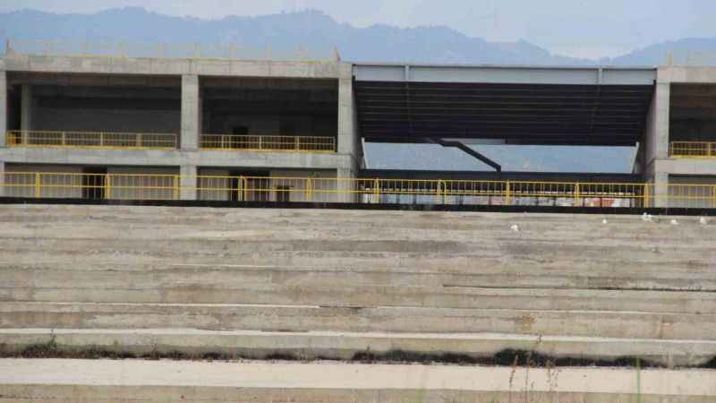 İzmir'de yılan hikayesine dönen opera binası İzmir'de yılan hikayesine dönen opera binası