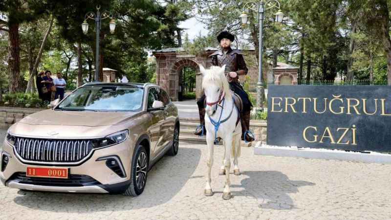 Türklerin ilk aracıyla son aracı yan yana Türklerin ilk aracıyla son aracı yan yana