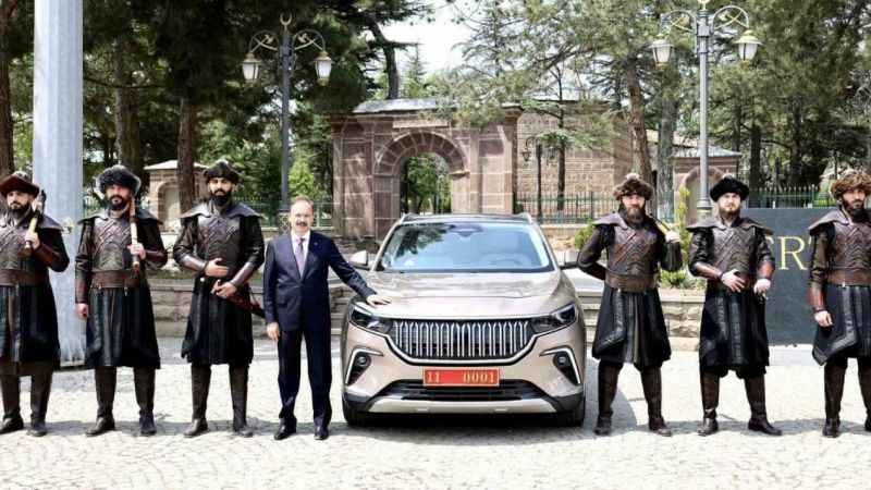 Türklerin ilk aracıyla son aracı yan yana Türklerin ilk aracıyla son aracı yan yana