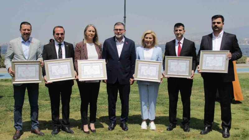 AK Parti’nin İzmir Milletvekilleri mazbatalarını aldı AK Parti’nin İzmir Milletvekilleri mazbatalarını aldı