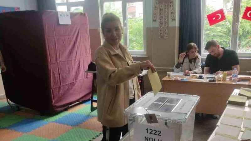 Oy kullanabilmek için saatlerce mücadele etti Oy kullanabilmek için saatlerce mücadele etti