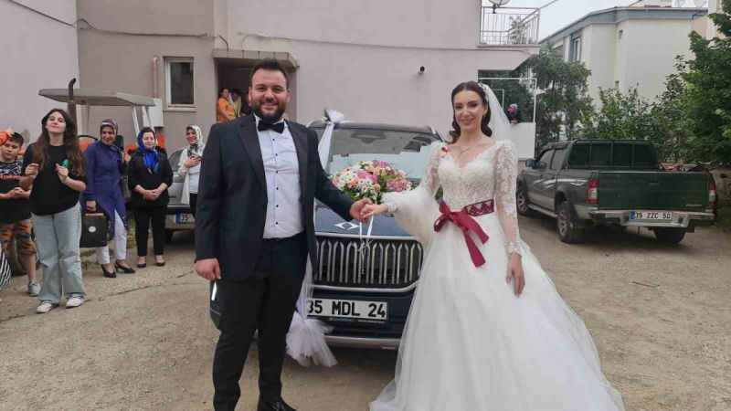 TOGG İzmir’de gelin arabası olarak kullanıldı TOGG İzmir’de gelin arabası olarak kullanıldı