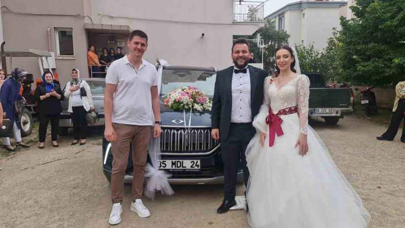 TOGG İzmir’de gelin arabası olarak kullanıldı TOGG İzmir’de gelin arabası olarak kullanıldı