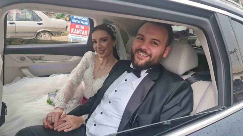 TOGG İzmir’de gelin arabası olarak kullanıldı TOGG İzmir’de gelin arabası olarak kullanıldı