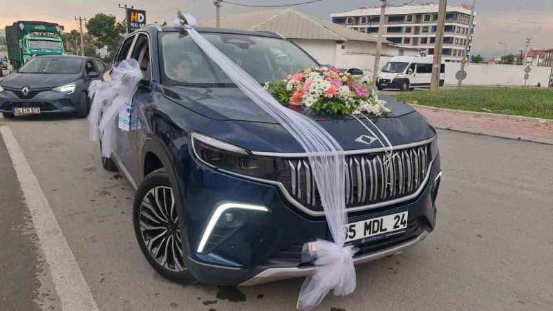 TOGG İzmir’de gelin arabası olarak kullanıldı TOGG İzmir’de gelin arabası olarak kullanıldı