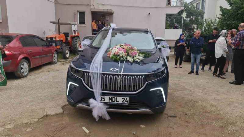 TOGG İzmir’de gelin arabası olarak kullanıldı TOGG İzmir’de gelin arabası olarak kullanıldı
