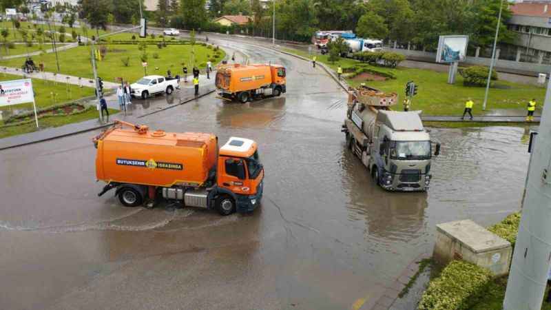 Başkent’i sel vurdu: Vatandaşlar araçların üzerinde mahsur kaldı Başkent’i sel vurdu: Vatandaşlar araçların üzerinde mahsur kaldı