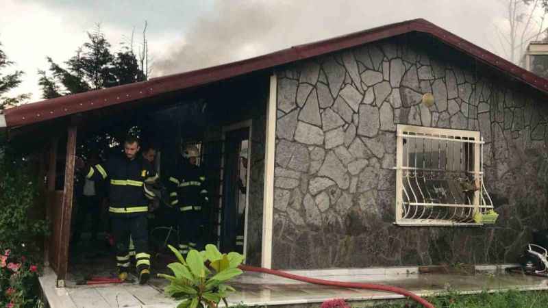 Yıldırım düşen villa alev topuna döndü Yıldırım düşen villa alev topuna döndü