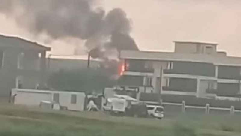 Yıldırım düşen villa alev topuna döndü Yıldırım düşen villa alev topuna döndü