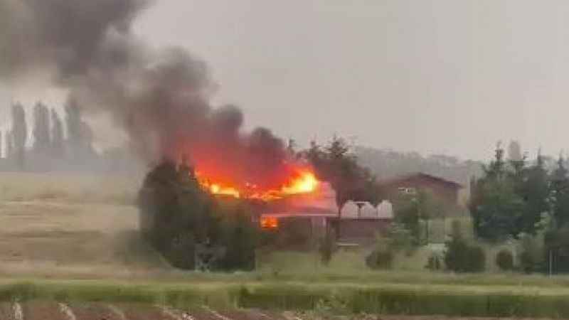 Yıldırım düşen villa alev topuna döndü Yıldırım düşen villa alev topuna döndü