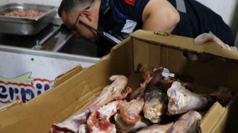 Bozuk etleri çamaşır suyu ile yıkayıp müşteriye yedirdiler Bozuk etleri çamaşır suyu ile yıkayıp müşteriye yedirdiler