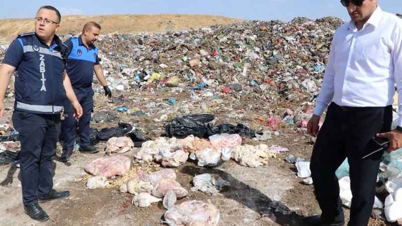 Bozuk etleri çamaşır suyu ile yıkayıp müşteriye yedirdiler Bozuk etleri çamaşır suyu ile yıkayıp müşteriye yedirdiler