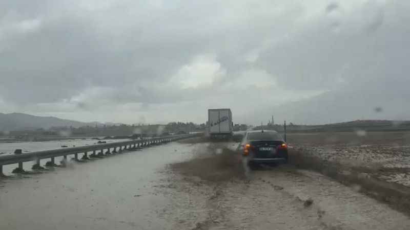 Türkiye-İran yolu sele teslim oldu