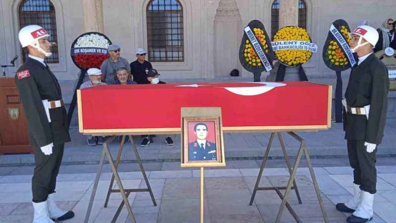 Vefat eden emekli Tümgeneral Özdeğirmenci toprağa verildi Vefat eden emekli Tümgeneral Özdeğirmenci toprağa verildi