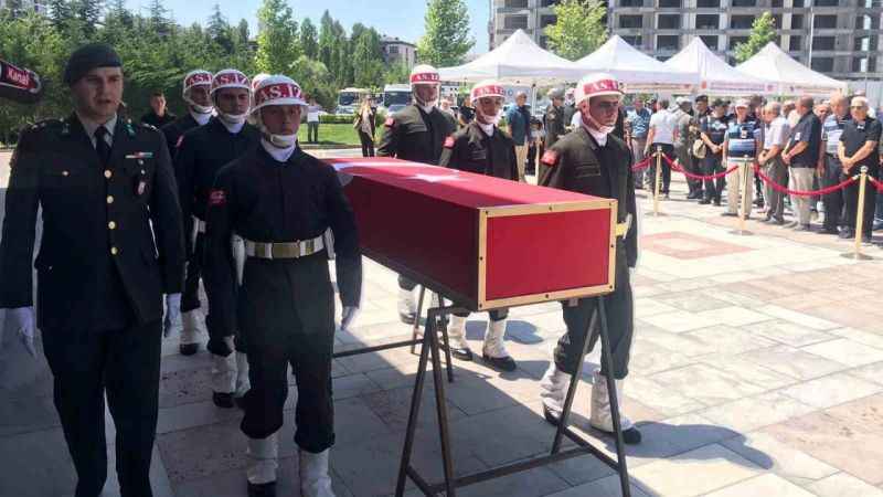Vefat eden emekli Tümgeneral Özdeğirmenci toprağa verildi Vefat eden emekli Tümgeneral Özdeğirmenci toprağa verildi