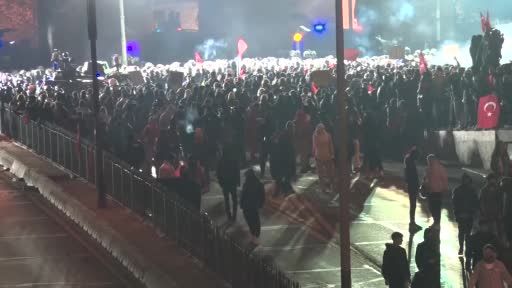 İzinsiz göstericilere operasyon: 71 gözaltı İzinsiz göstericilere operasyon: 71 gözaltı