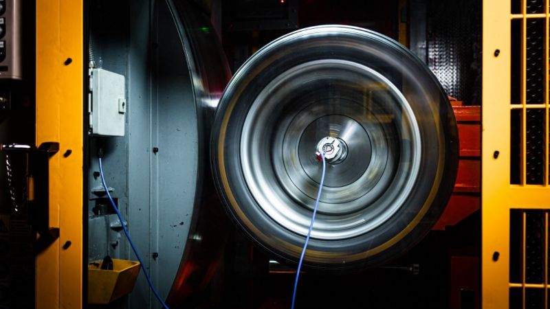 Pirelli'den 500 Km/saate ulaşan hız testleri yürütmeye başladı  Pirelli'den 500 Km/saate ulaşan hız testleri yürütmeye başladı